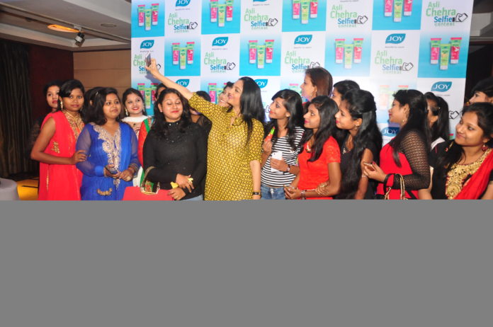 Celebrating with a June-Selfie at ‘Asli Chehra Selfie Contest’.