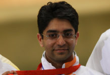 Gold winner Abhinav Bindra of India hold