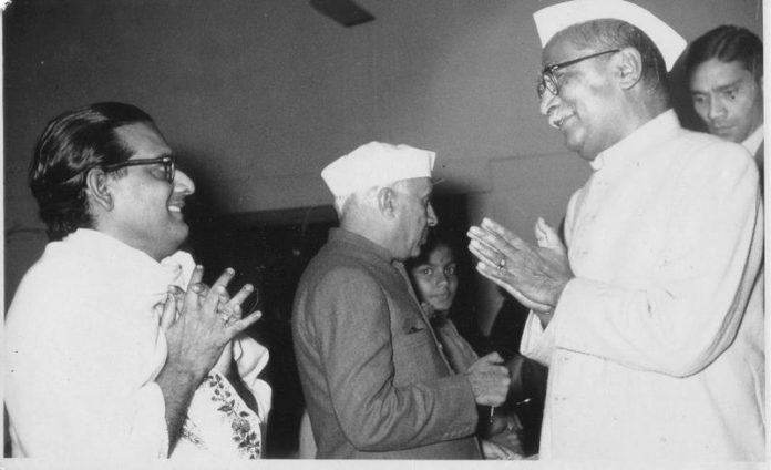 Hemanta_Mukherjee_with_Rajendra_Prasad_and_Jwaharlal_Nehru,_1950
