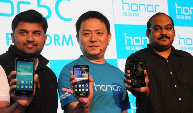 Allen Wang, Consumer Business Group, Huawei India, flanked by P Sanjeev (left), Director Sales (Devices Business), and Vignesh Ramakrishnana, Director Mobile – Flipkart, at the launch of the Honor 5C mobile, in New Delhi.