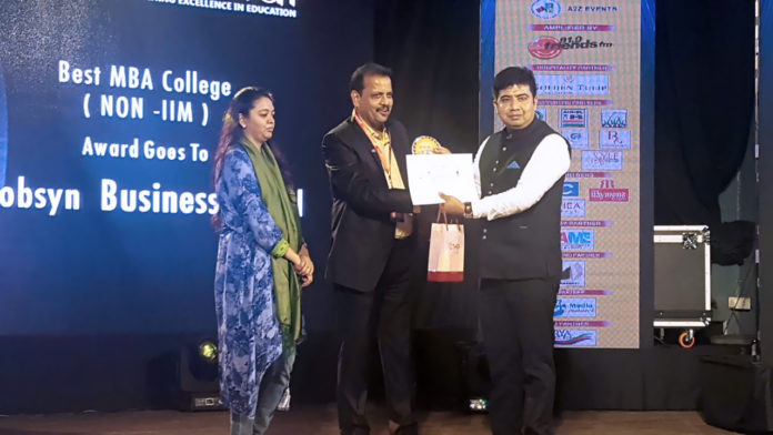 Pintu Bose - AVP, Globsyn Buiness School (right) receiving the Best MBA College (Non - IIM) in Eastern Indua award from Mr. Imran Zaki - President, FACES