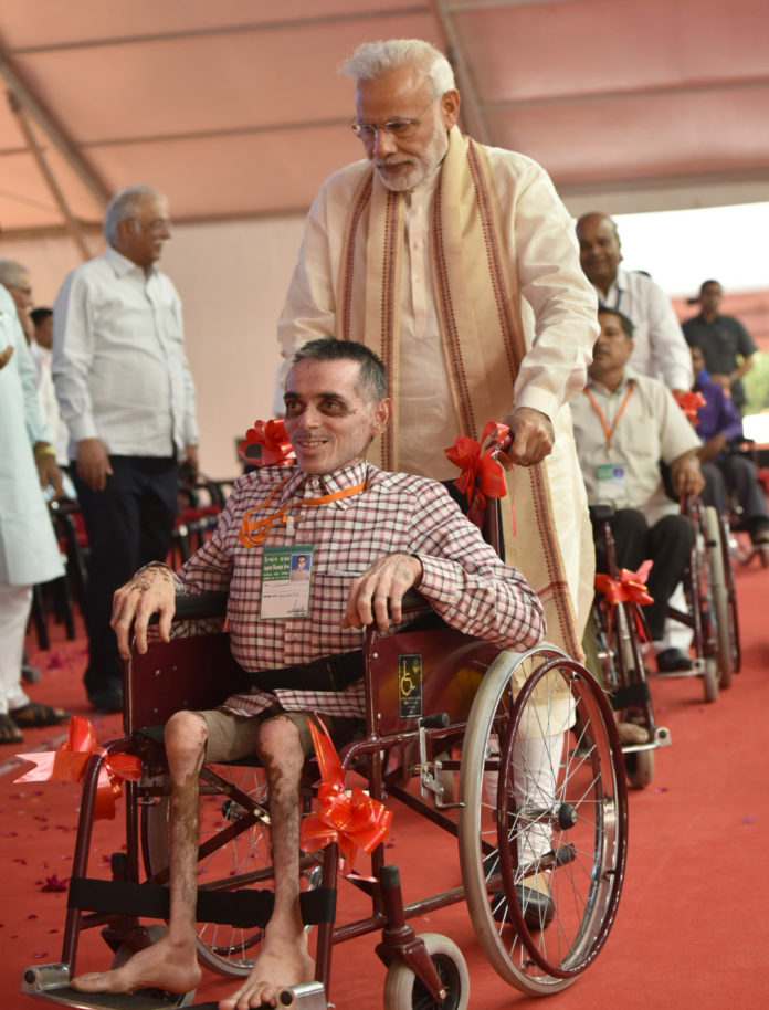 The Prime Minister, Shri Narendra Modi distributing the aids and equipment, at the Saamaajik Adhikaarita Shivir, in Vadodara, Gujarat