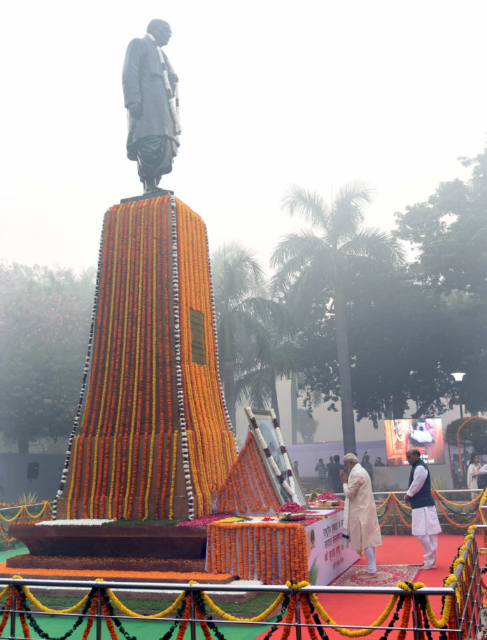 Narendra Modi paying floral tribute to Sardar Vallabhbhai Patel on Rashtriya Ekta Diwas