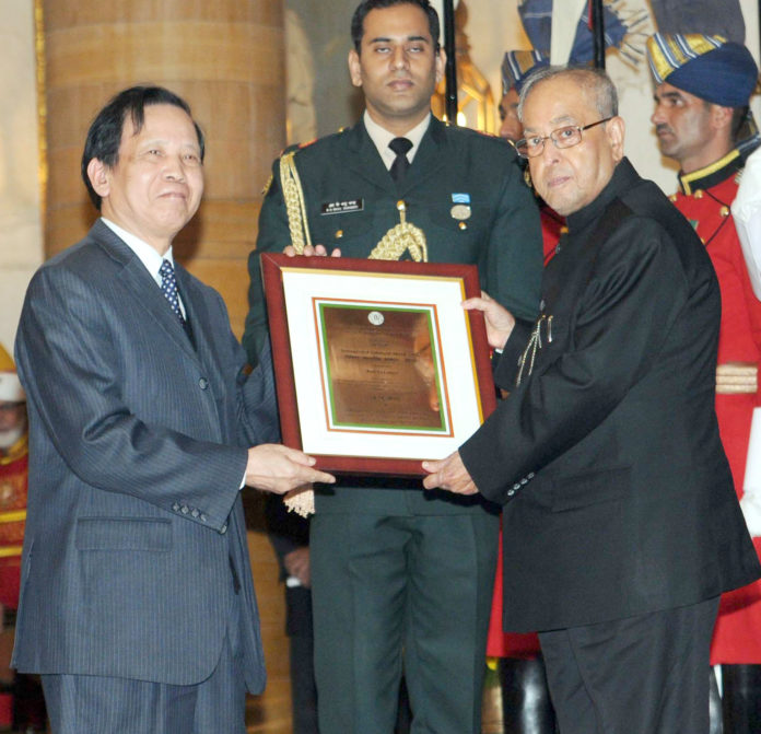 Indologist award to the Peoples Republic of China, Prof. Yu Long Yu, at Rashtrapati Bhavan