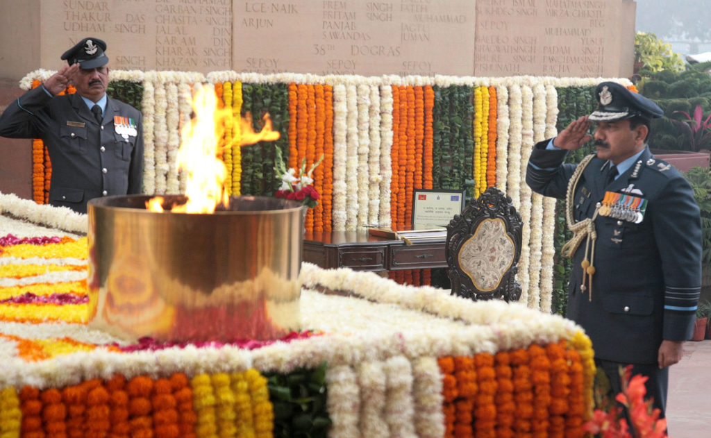 Air Chief Marshal Arup Raha outgoing Chief of the Air Staff paying homage at Amar Jawan Jyoti, in New Delhi on December 31, 2016.