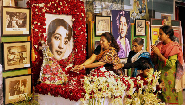 Kolkata: Fans paying tribute to Legendary actress Suchitra Sen in Kolkata on Sunday. She died on Friday. PTI Photo by Ashok Bhaumik(PTI1_19_2014_000127B)
