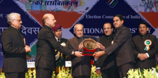 The President, Shri Pranab Mukherjee gave away the National Awards for the Best Electoral Practices, at the 7th National level function of the National Voters Day (NVD), in New Delhi on January 25, 2017. The Chief Election Commissioner, Dr. Nasim Zaidi and the Election Commissioners, Shri A.K. Joti and Shri O.P. Rawat are also seen.