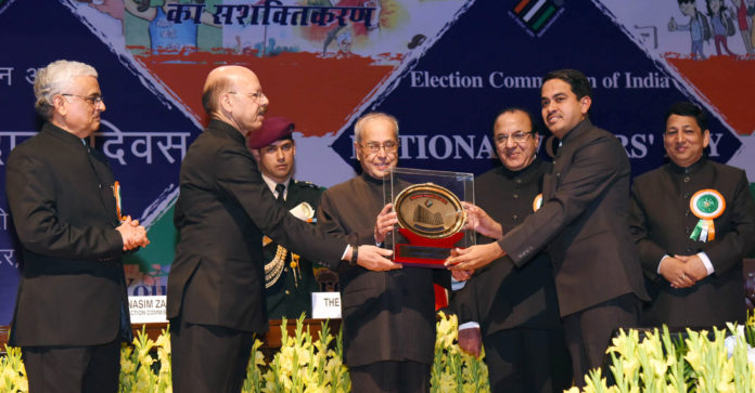 The President, Shri Pranab Mukherjee gave away the National Awards for the Best Electoral Practices, at the 7th National level function of the National Voters Day (NVD), in New Delhi on January 25, 2017. The Chief Election Commissioner, Dr. Nasim Zaidi and the Election Commissioners, Shri A.K. Joti and Shri O.P. Rawat are also seen.