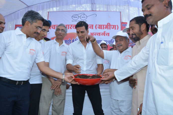 The Union Minister for Rural Development, Panchayati Raj, Drinking Water and Sanitation, Shri Narendra Singh Tomar and the Entertainment film personality, Shri Akshay Kumar undertook a toilet pit emptying exercise, in Reghwan village, at Khargone district, Madhya Pradesh on April 01, 2017. The Secretary, Ministry of Drinking Water and Sanitation, Shri Parameswaran Iyer is also seen.