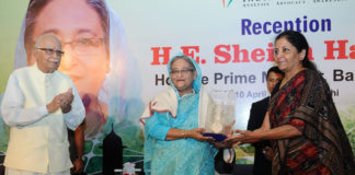 The Prime Minister of Bangladesh, Ms. Sheikh Hasina being presented a memento by the Minister of State for Commerce & Industry (Independent Charge), Smt. Nirmala Sitharaman, at the reception, in New Delhi on April 10, 2017.