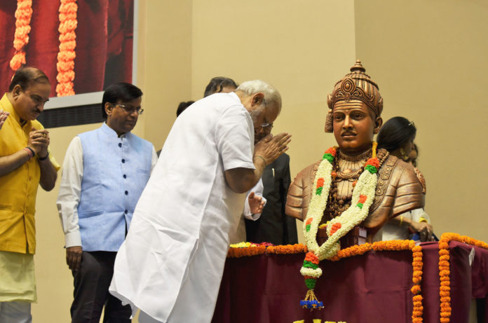 The Prime Minister, Shri Narendra Modi paying homage to Lord Basaveshwara at the inauguration of Basava Jayanthi 2017 and Golden Jubilee Celebration of Basava Samithi, in New Delhi on April 29, 2017. The Union Minister for Chemicals & Fertilizers and Parliamentary Affairs, Shri Ananth Kumar is also seen.