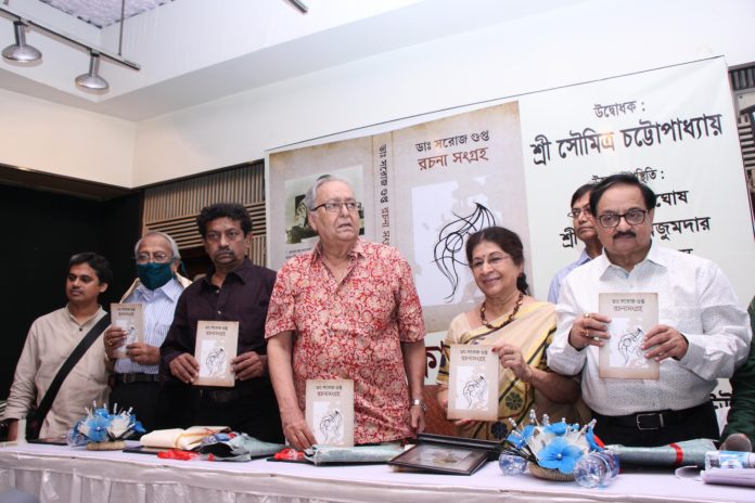 Saroj- Goutam Ghosh, Soumitra Chattopadhyay, Urmimala Basu, Jagannath Basu (L-R ) released the book Dr Saroj Gupta Rachana Sangraha