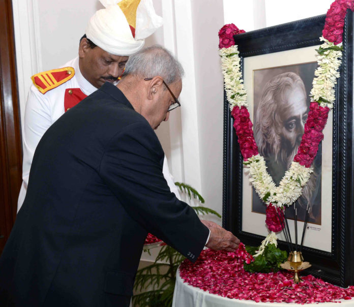 The President, Shri Pranab Mukherjee paying the floral tributes at the portrait of Gurudev Rabindranath Tagore, on his Birth Anniversary, at Rashtrapati Bhavan, in New Delhi on May 09, 2017.