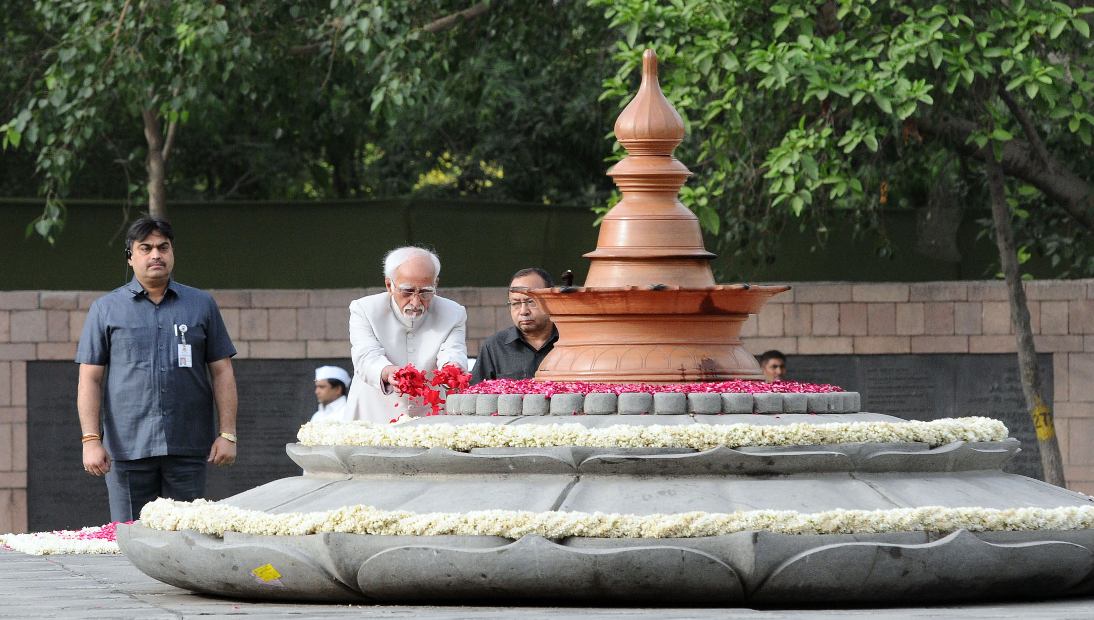 The Vice President, Shri M. Hamid Ansari paying floral tributes at the Samadhi of the former Prime Minister, late Shri Rajiv Gandhi, on his 26th Anniversary of Martyrdom, at Vir Bhoomi, in New Delhi on May 21, 2017.