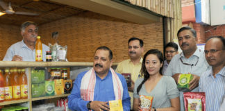 The Minister of State for Development of North Eastern Region (I/C), Prime Ministers Office, Personnel, Public Grievances & Pensions, Atomic Energy and Space, Dr. Jitendra Singh visiting the recently launched North East Organic Showroom-cum-Restaurant at Dilli Haat, INA, in New Delhi on May 28, 2017.