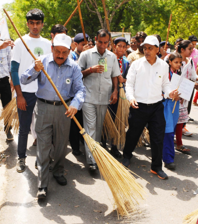 The Union Minister for Science & Technology, Earth Sciences and Environment, Forest & Climate Change, Dr. Harsh Vardhan offering Shramdaan, at the concluding function of Swachhta Pakhwada, organised by the Ministry of Environment, Forest and Climate Change, in New Delhi on June 15, 2017.