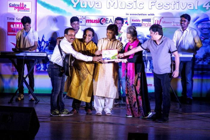 YMF- Prodyut Mukherjee, Mallar Ghosh, Alokananda Roy, Rocket Mondal (L-R) felicitaing young musicians1