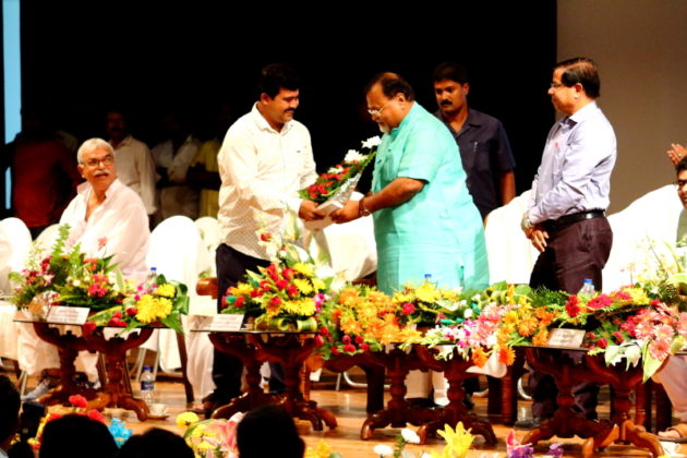 Asst Director DODL Faruque Ahmed with Higher Education Minister Dr. Partha Chatterjee during APJ Abdul Kalam Auditorium inauguration at University of Kalyani