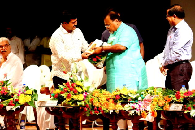 Asst Director DODL Faruque Ahmed with Higher Education Minister Dr. Partha Chatterjee during APJ Abdul Kalam Auditorium inauguration at University of Kalyani