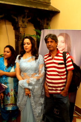 Hema Malini with Benoy Sen Editor Sangbad Jabotiya - Kolkata Press Meet Pic 15