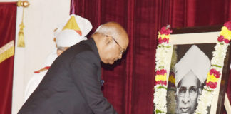 The President, Shri Ram Nath Kovind paying floral tributes at the portrait of the former President of India, Dr. Sarvepalli Radhakrishnan, on the occasion of his Birth Anniversary, at Rashtrapati Bhavan, in New Delhi on September 05, 2017.
