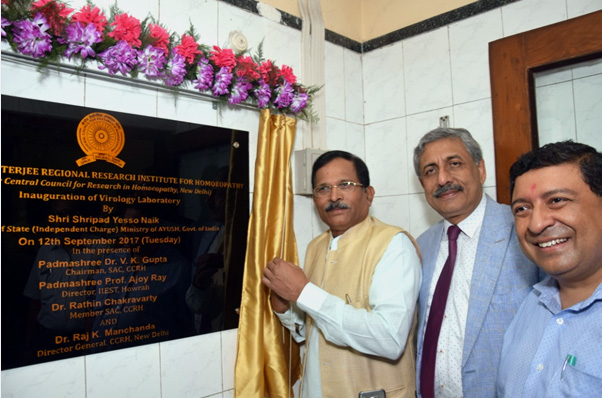 The Minister of State for AYUSH (Independent Charge), Shri Shripad Yesso Naik unveiling the foundation stone of the Virology Laboratory at Anjali Chatterjee Regional Research Institute (H), in Kolkata on September 12, 2017.