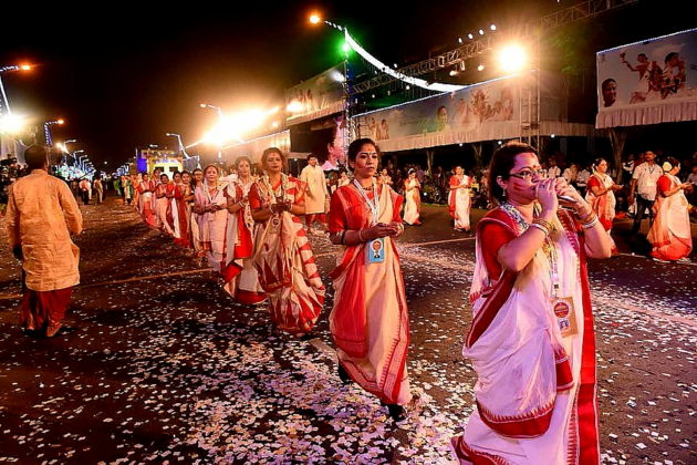 Mamata Banerjee at Durga Puja Carnival Pic 4