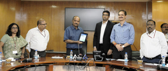 The Chairman, NHAI, Shri Deepak Kumar launching the Project Monitoring Information System (PMIS) Mobile App, in New Delhi on October 03, 2017.