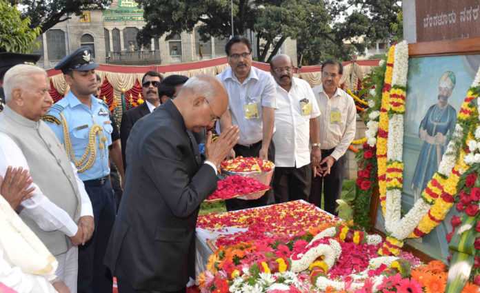 The President, Shri Ram Nath Kovind paying floral tribute at the statue of Shri Kempegowda at NR Square, in Bangalore, Karnataka on October 24, 2017. The Governor of Karnataka, Shri Vajubhai Rudabhai Vala is also seen.