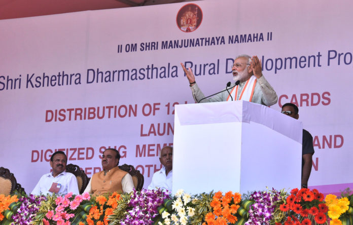 The Prime Minister, Shri Narendra Modi addressing a public meeting, at Ujire, in Karnataka on October 29, 2017. The Union Minister for Statistics and Programme Implementation, Shri D.V. Sadananda Gowda and the Union Minister for Chemicals & Fertilizers and Parliamentary Affairs, Shri Ananth Kumar are also seen.