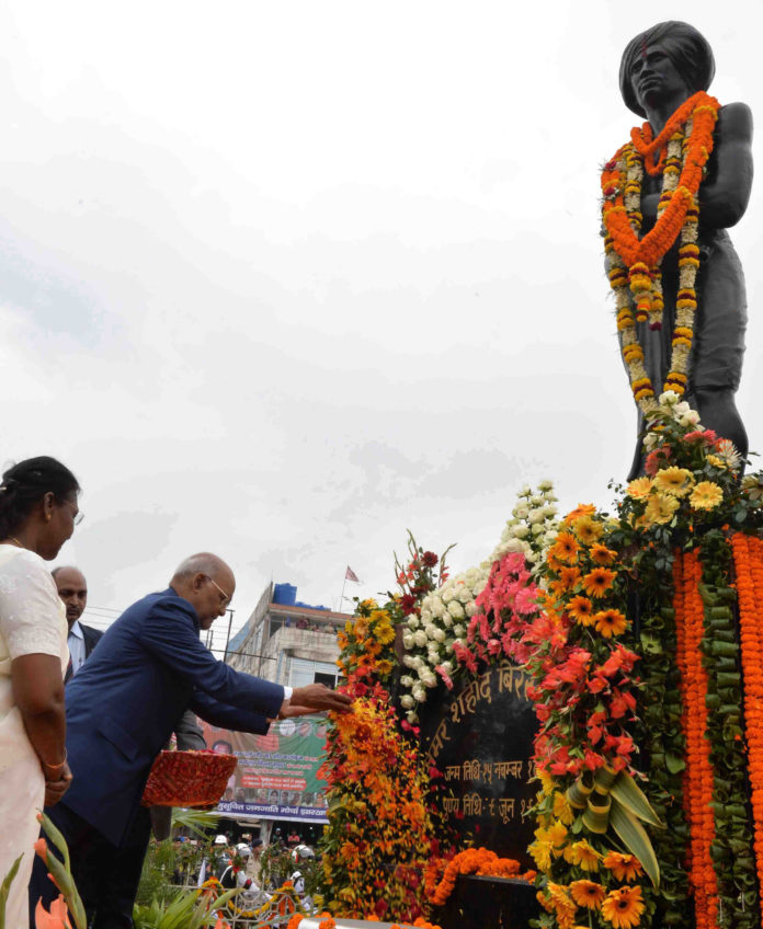 The President, Shri Ram Nath Kovind paying floral tributes at the statue of Late Shri Birsa Munda, at Birsa Chowk, Ranchi, in Jharkhand on November 15, 2017.