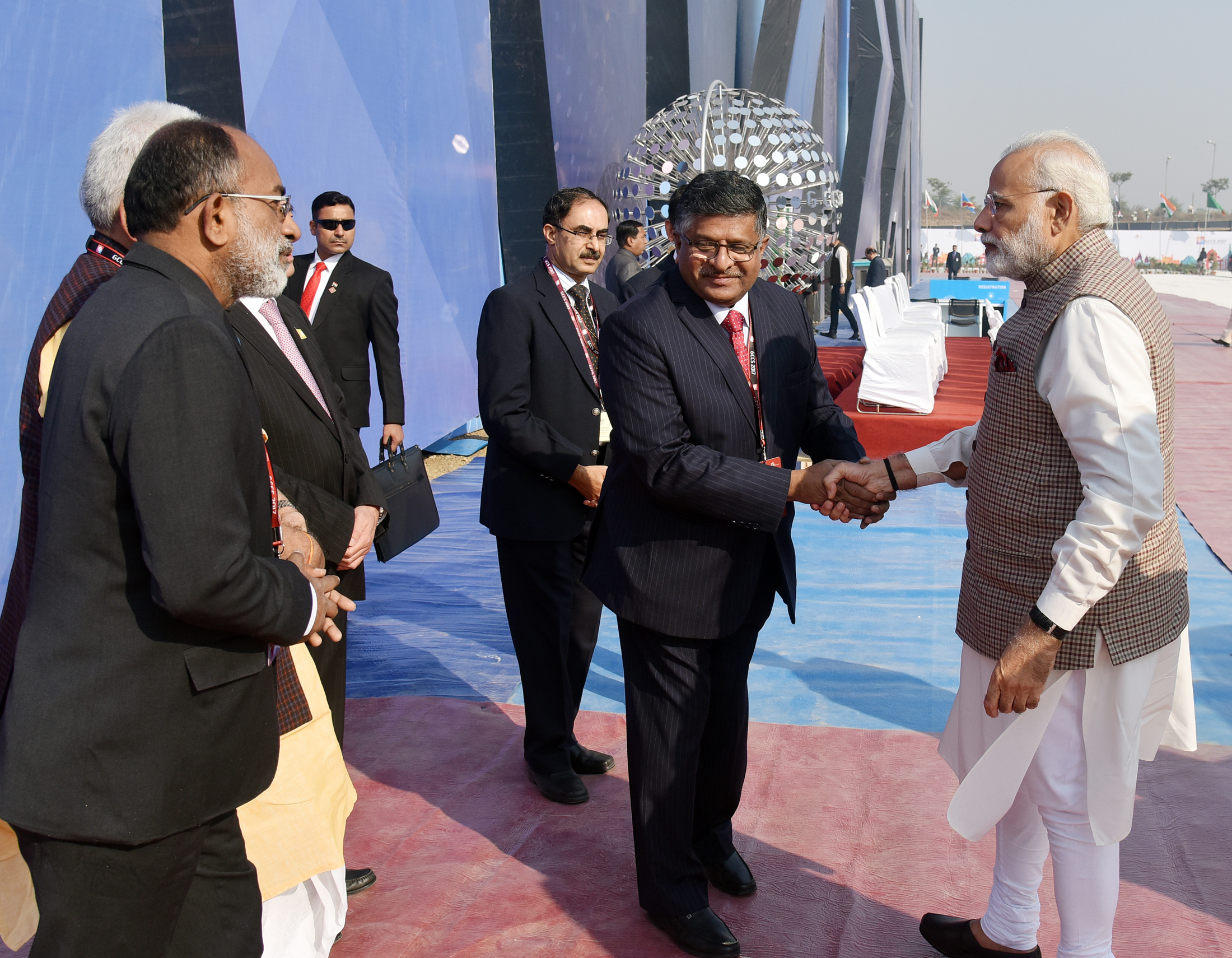 The Prime Minister, Shri Narendra Modi being welcomed by the Union Minister for Electronics & Information Technology and Law & Justice, Shri Ravi Shankar Prasad, on his arrival, at the 5th Global Conference on Cyber Space (GCCS2017), at Aerocity, in New Delhi on November 23, 2017. 