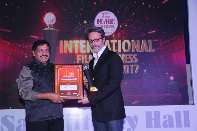 AA Films Director Anil Thadani receiving Distribution Personality of the year Award from Indywood Founder Director Sohan Roy.
