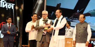 The Vice President, Shri M. Venkaiah Naidu presenting Pratidin Achievers Awards 2017, instituted by Sadin Pratidin Group, in Guwahati, Assam on December 03, 2017. The Governor of Assam, Shri Jagdish Mukhi and the Chief Minister of Assam, Shri Sarbananda Sonowal are also seen.