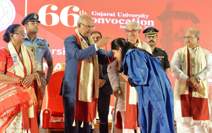 The President, Shri Ram Nath Kovind presenting the Gold Medal to a student at the 66th Convocation of Gujarat University, at Ahmedabad, in Gujarat on January 21, 2018. The Governor of Gujarat, Shri O.P. Kohli and other dignitaries are also seen.