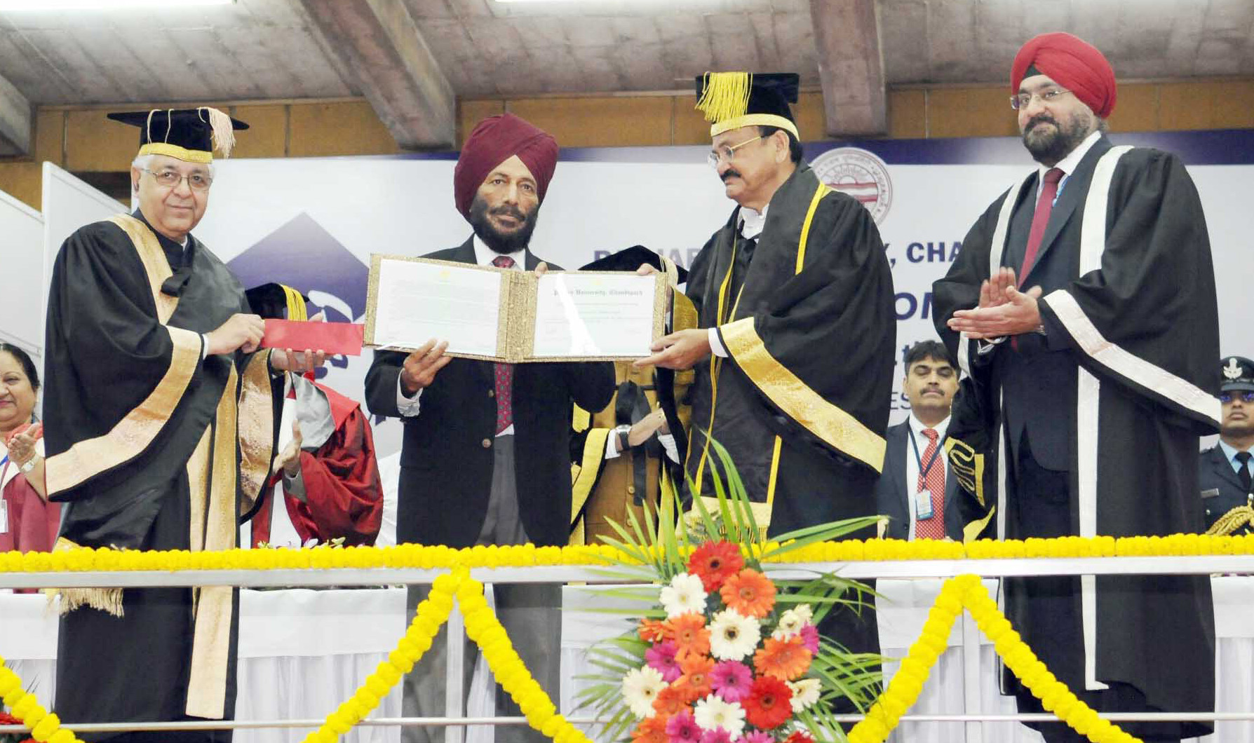 The Vice President, Shri M. Venkaiah Naidu presenting the Punjab University Khel Rattan Award to Padma Shree Milkha Singh, at the 67th Convocation of Panjab University, in Chandigarh on March 04, 2018.