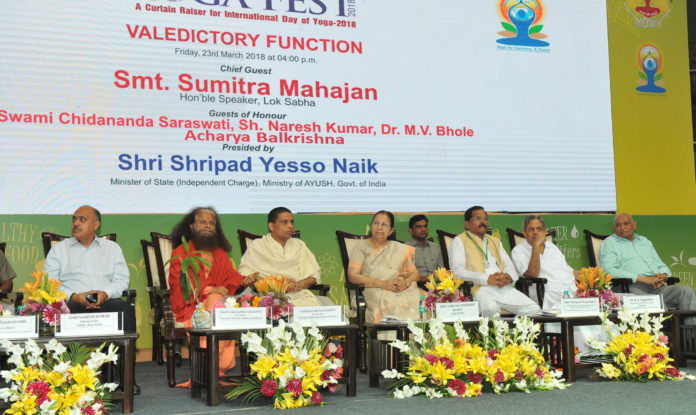 The Speaker, Lok Sabha, Smt. Sumitra Mahajan, the Minister of State for AYUSH (Independent Charge), Shri Shripad Yesso Naik and other dignitaries at the valedictory function of the International Yoga Fest 2018, in New Delhi on March 23, 2018.