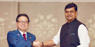 The Minister of State (I/C) for Power and New and Renewable Energy, Shri Raj Kumar Singh and the Minister of Economy, Trade and Industry, Japan, Mr. Hiroshige Seko exchanging the Joint Statement, at the 9th Japan-India Energy Dialogue, in New Delhi on May 01, 2018.