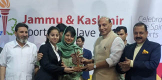 The Union Home Minister, Shri Rajnath Singh presenting the awards to the sportspersons, in Srinagar, Jammu & Kashmir on June 07, 2018. The Chief Minister of Jammu and Kashmir, Ms. Mehbooba Mufti and the Minister of State for Development of North Eastern Region (I/C), Prime Ministers Office, Personnel, Public Grievances & Pensions, Atomic Energy and Space, Dr. Jitendra Singh are also seen.