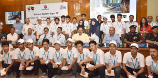 Dr. Jitendra Singh felicitates the students of ‘Kashmir Super 30’ initiative qualifying for JEE (Mains & Advance), 2017-18 The Minister of State for Development of North Eastern Region (I/C), Prime Ministers Office, Personnel, Public Grievances & Pensions, Atomic Energy and Space, Dr. Jitendra Singh in a group photograph with the students from Jammu and Kashmir (supported by Kashmir Super 30 Project) who have qualified for the JEE (Main & Advance), 2017-18, in New Delhi on June 12, 2018.