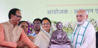 PM inaugurates urban development projects, gives away Swachh Survekshan Awards in Indore The Prime Minister, Shri Narendra Modi distributing the Swachh Survekshan Awards, at the inauguration of the urban development projects, in Indore, Madhya Pradesh The Governor of Madhya Pradesh, Smt. Anandiben Patel and the Chief Minister of Madhya Pradesh, Shri Shivraj Singh Chouhan are also seen.