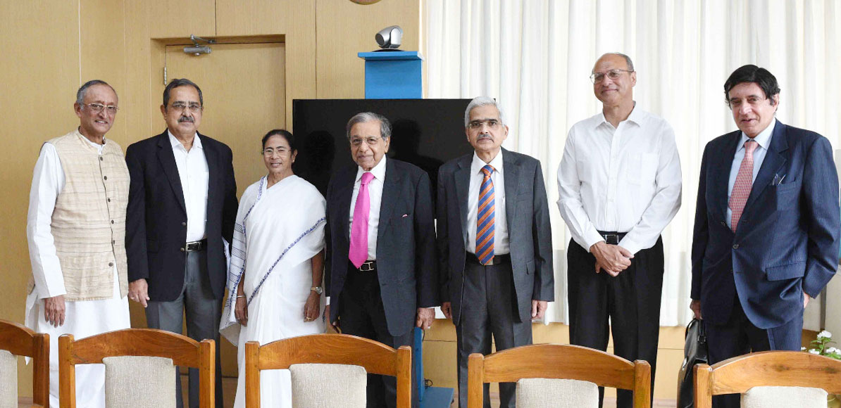 The Chairman of the 15th Finance Commission, Shri N.K. Singh along with the members call on the Chief Minister of West Bengal, Ms. Mamata Banerjee, in Kolkata on July 17, 2018.