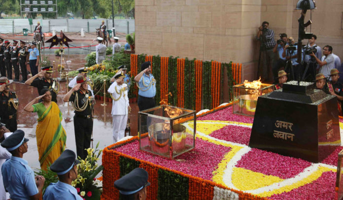 The Union Minister for Defence, Smt. Nirmala Sitharaman along with the Chief of Army Staff, General Bipin Rawat, the Chief of Naval Staff, Admiral Sunil Lanba and the Chief of the Air Staff, Air Chief Marshal B.S. Dhanoa paying homage to the martyrs at Amar Jawan Jyoti, India Gate, on the occasion of Kargil Vijay Diwas, in New Delhi on July 26, 2018.