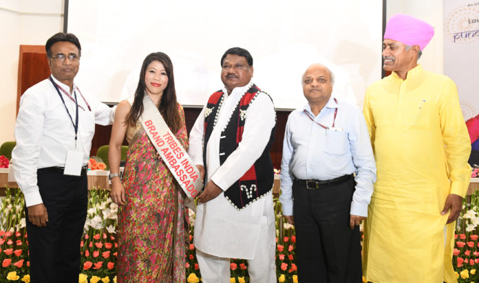 The Union Minister for Tribal Affairs, Shri Jual Oram launching the World Boxing Champion Ms. Mary Kom as Brand Ambassador of Tribes India, at a function, in New Delhi on September 27, 2018. The Chairman, TRIFED, Shri Ramesh Chand Meena and the Secretary, Ministry of Tribal Affairs, Shri Deepak Khandekar are also seen.