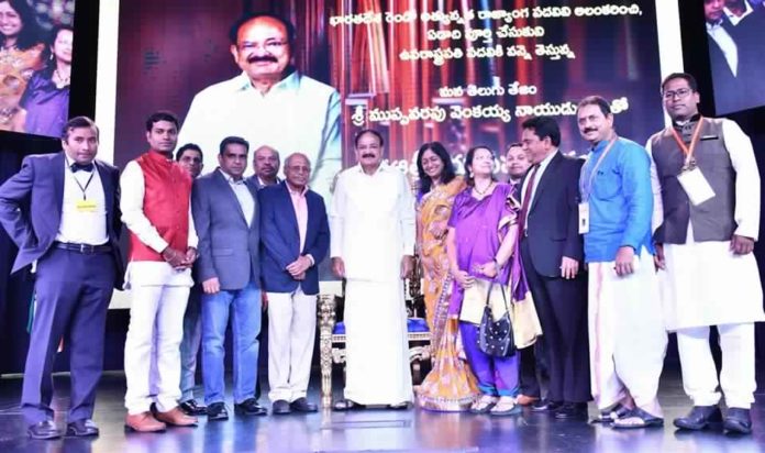 The Vice President, Shri M. Venkaiah Naidu with a group of people at a reception organised by Telugu Associations based in USA, in Chicago, USA on September 08, 2018.