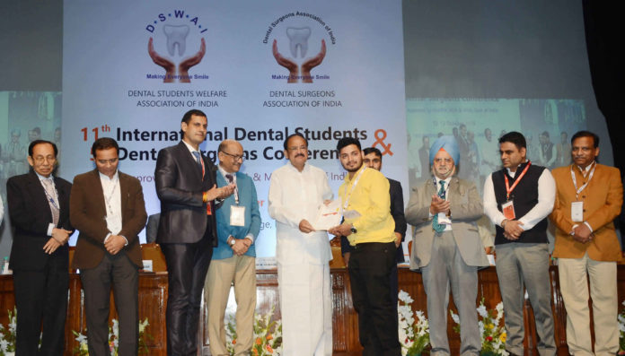 The Vice President, Shri M. Venkaiah Naidu presenting awards to the Dental Students, at the 11th International Dental Students & 5th Dental Surgeons Conference, jointly organised by the Dental Students Welfare Association and Dental Surgeons Association, in New Delhi on October 13, 2018.