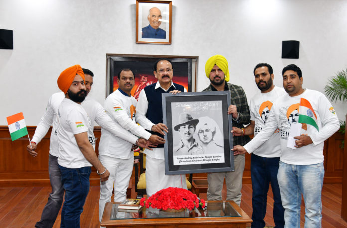 The Vice President, Shri M. Venkaiah Naidu receiving a reprint of Shaheed Bhagat Singh’s original photograph, from the members of Shaheed Bhagat Singh Brigade, in New Delhi on December 26, 2018.
