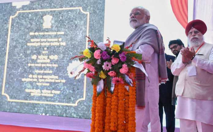 The Prime Minister, Shri Narendra Modi inaugurates the four laning of the Falakata - Salsalabari section of NH-31 D and inaugurates Circuit Bench of Calcutta High Court, at Jalpaiguri, West Bengal on February 08, 2019. The Minister of State for Electronics & Information Technology, Shri S.S. Ahluwalia is also seen.