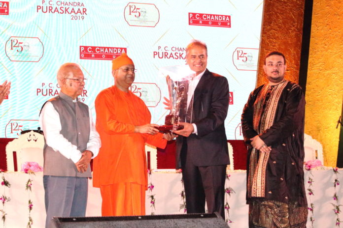 Dr. Devi Prasad Shetty being awarded the P.C. Chandra Puraskaar