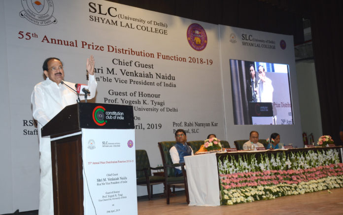 The Vice President, Shri M. Venkaiah Naidu addressing the gathering, at the 55th Annual Prize Distribution Function of Shyam Lal College, in Delhi on April 29, 2019.